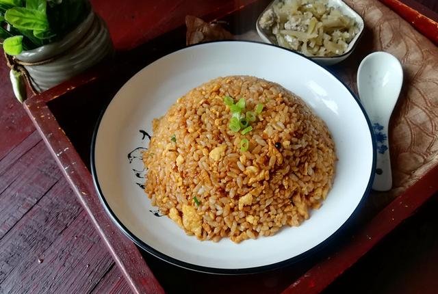 早餐不用出去买，用剩米饭加上它，十分钟做出诱人特色早餐