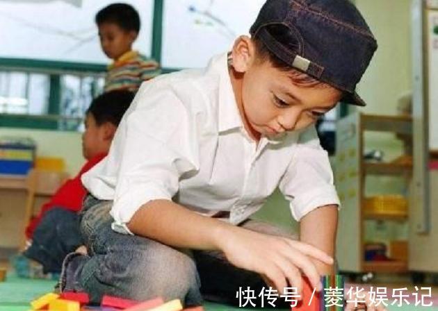 老师|3岁儿子被丢在幼儿园,爹妈3天没来接,老师看到书包里面红了眼