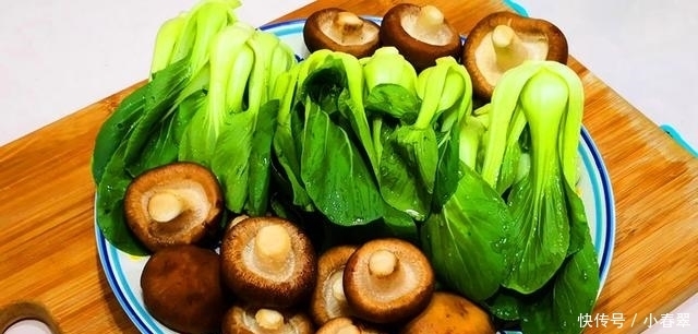香菇炒油菜不入味?香菇是否要焯水?一个小技巧决定成败