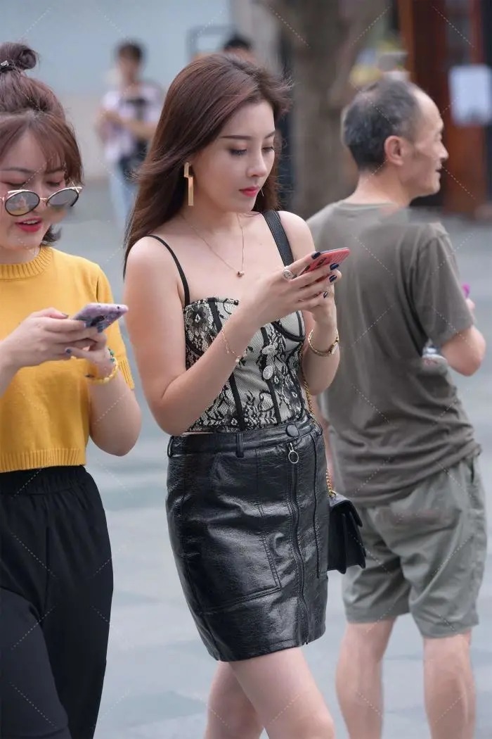 背心|黑色A字版皮裙,搭配蕾丝小背心,也太有女人味了吧