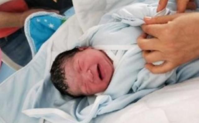 新生儿|刚出生的婴儿“心情好”,对大家“眨眼笑”,网友却喊话拍哭他