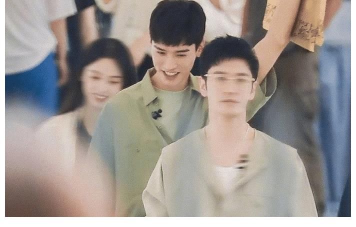 路透|龔俊《中餐廳》路透又來了！大長腿優(yōu)越，穿花蝴蝶襯衫卻清新脫俗