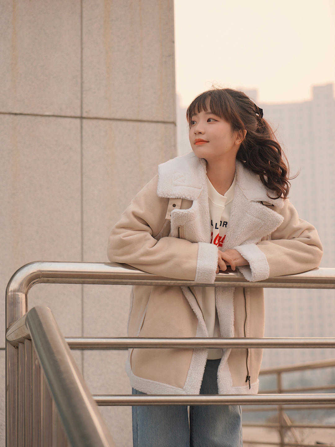 外套 羽绒服不流行了,今年更火的是“羊羔毛外套”,保暖舒适又百搭