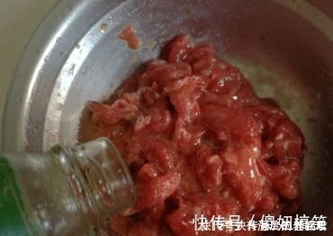 牛肉片儿|炒牛肉时，别用淀粉腌制了！只需这2样，肉质鲜香入味，又滑又嫩