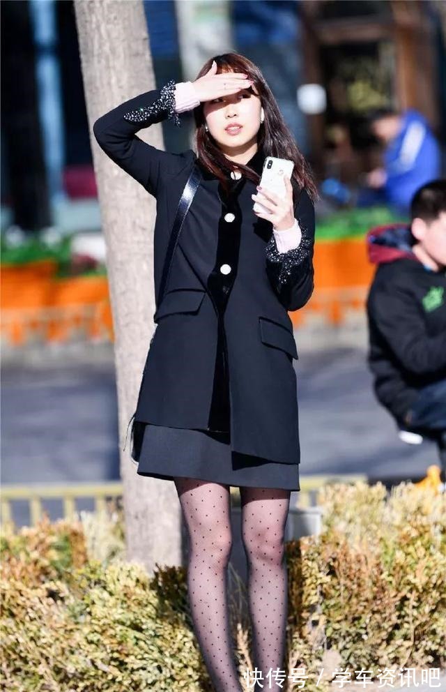 年轻女性 黑色打底衫搭配高腰休闲裤，温柔知性，貌美如花！
