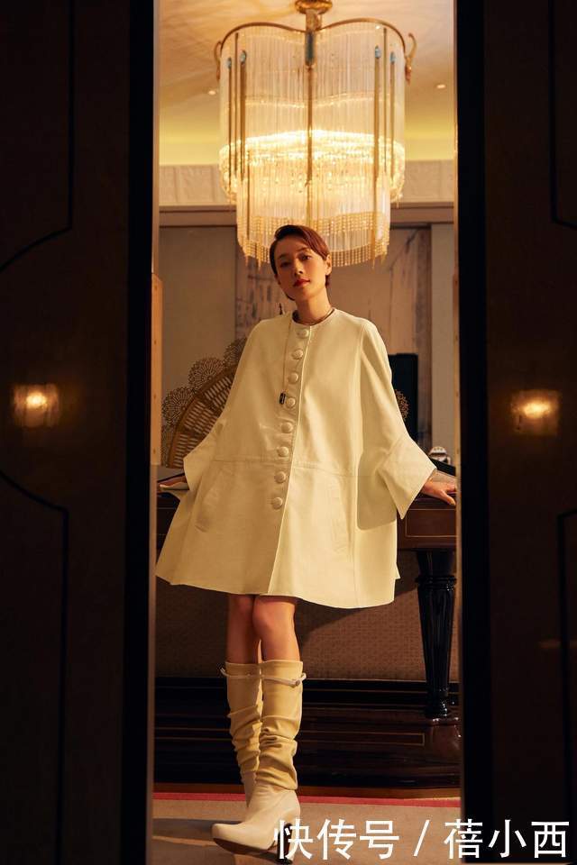 围巾|马伊琍的机场穿搭才叫时髦,一身撞色混搭超减龄,紫色围巾显气质