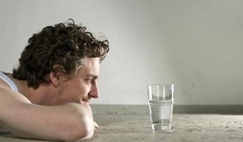 男性|加速男性衰老的行为,抽烟喝酒没上榜,第1件事很多男性都中招了