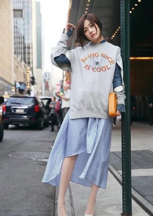 最近火了一种穿法叫，“卫衣+衬衫”，时髦显瘦，明星都上头了！