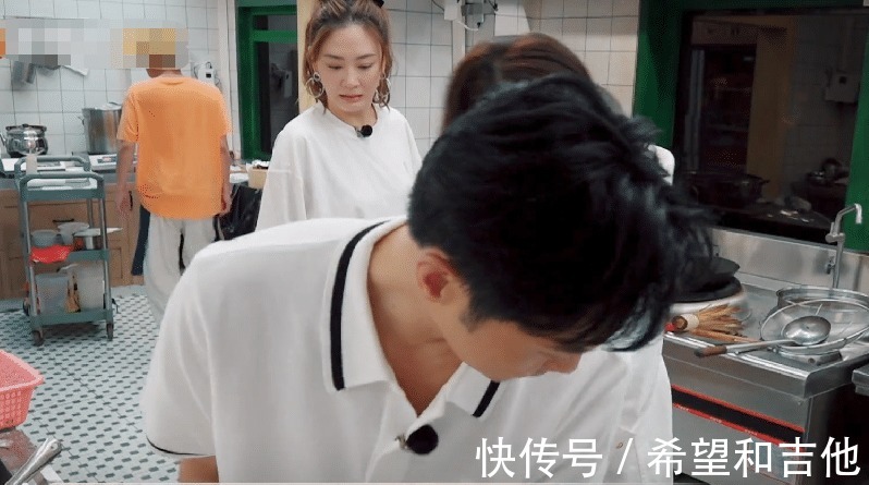 张智霖在厨房摔了一跤,袁咏仪紧张坏了,陈小春在一旁看热闹!