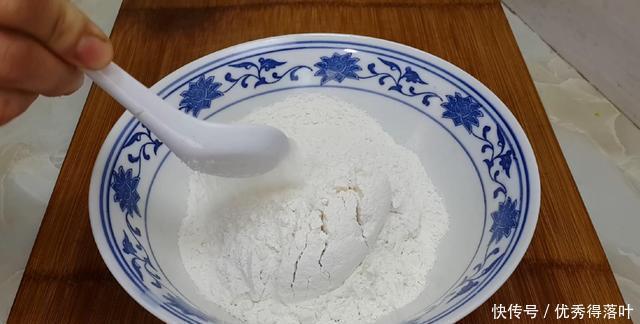 油酥|烧饼这样做才香酥，锅里烙一烙，比买的还好吃，咬一口就香酥掉渣