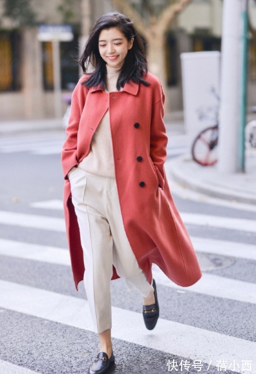 穿搭 有品位的女人,冬季都在穿“大衣+西装裤”,颜值不高也能显气质