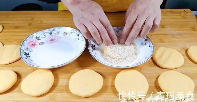 红薯饼最好吃的做法，操作简单，外酥里香，吃了这个红薯饼，美味