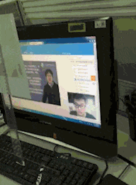 |搞笑GIF:帅哥拉弓的动作其实挺标准的,手里的东西是亮点!