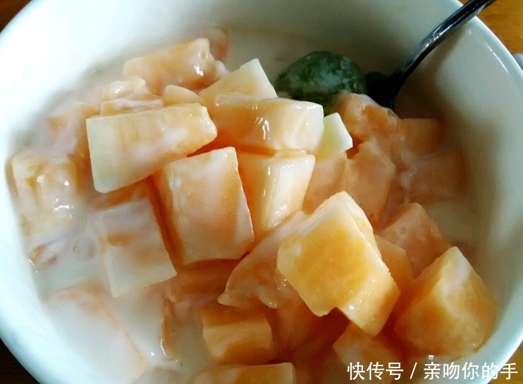 如果送你一把小勺子,下面的水果选一种拌酸奶,你不能放弃哪个?