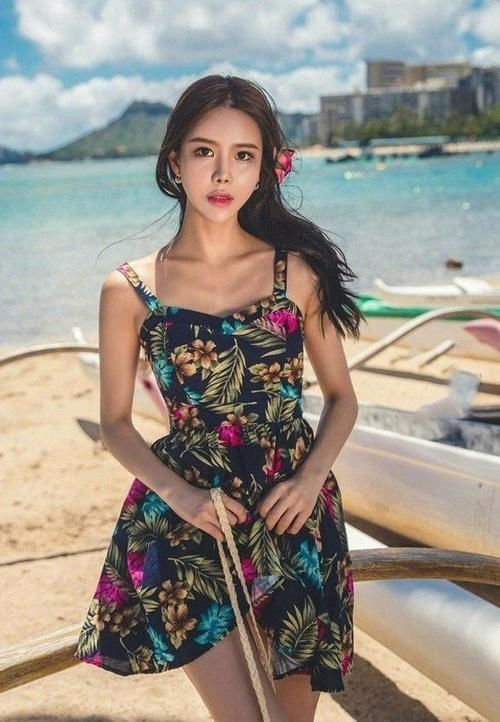 一袭碎花连衣裙,海滩漫步,画一个淡妆,把自己装扮的美美哒#遇见好身材#