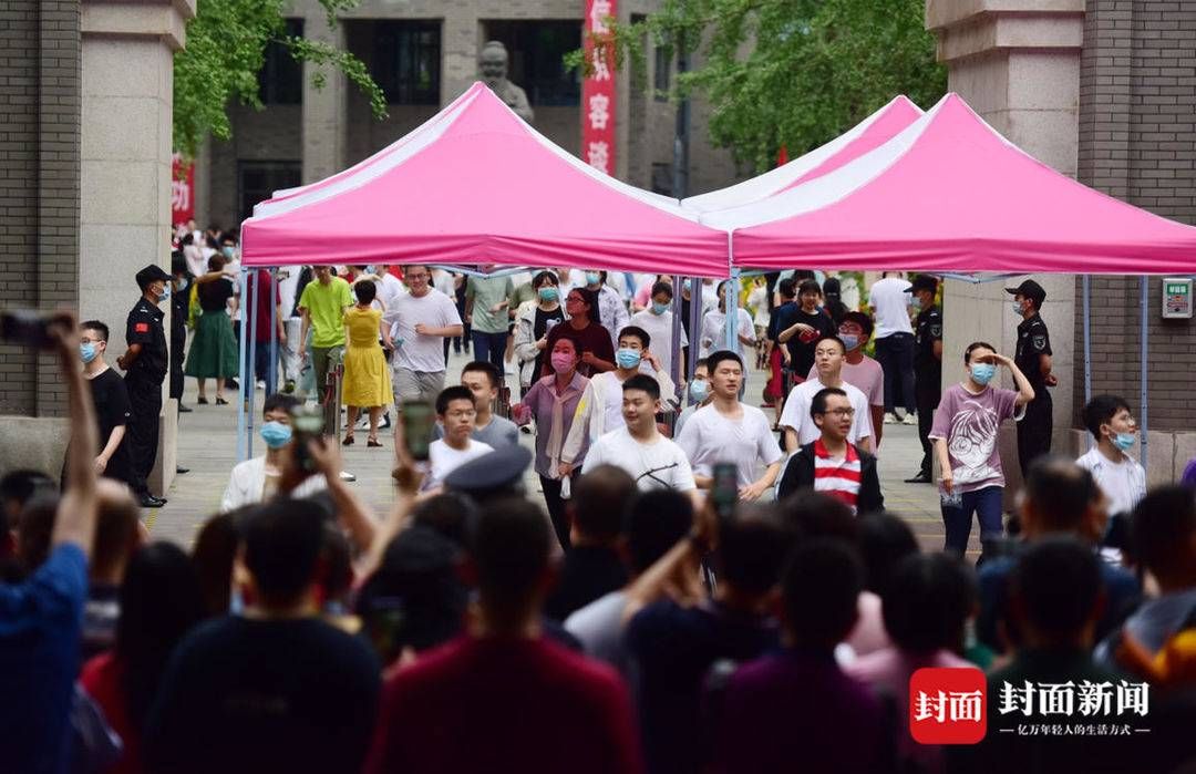 考生们|图集丨高考第二日 考生们走出考场与父母庆祝