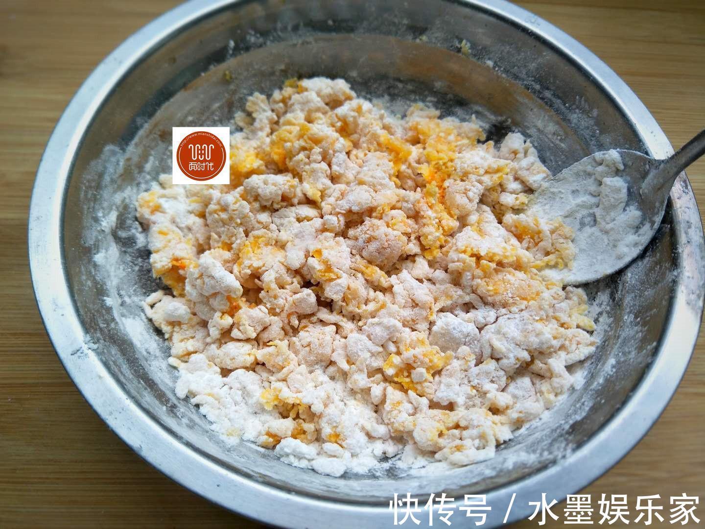 南瓜不要煮粥喝了，教你个新吃法，做出来比鸡米花都好吃！