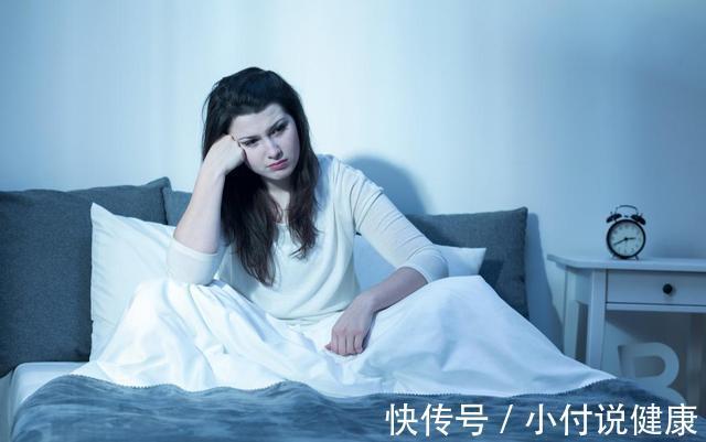 热水泡脚|失眠是因为缺乏维生素?经常失眠的人,建议适当补充这2种维生素