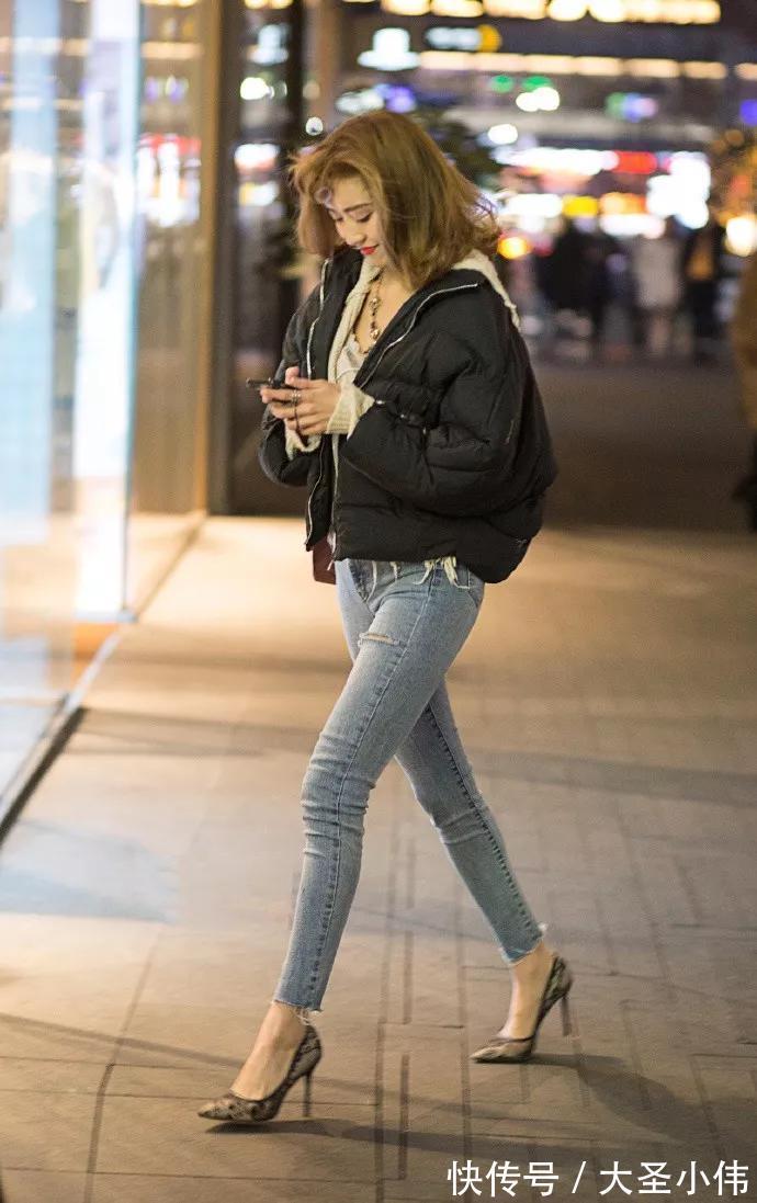 街拍|美女街拍:美女脚上搭配上一双灰色的尖头高跟鞋,能够散发出一种浪漫的气息