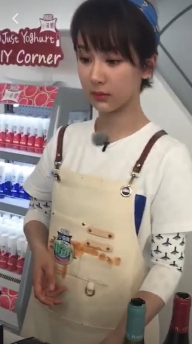 杨紫录制《中餐厅》被偶遇，扎小辫子化身收银员小妹，颜值超耐扛