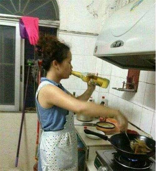 |搞笑图片幽默段子笑话哈哈,姑娘你咋自己喝上了,不是要炒菜么