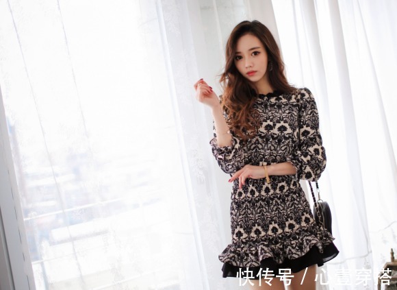 时尚|女神孙允珠高清时尚搭配:复古花纹荷叶边连身短裙