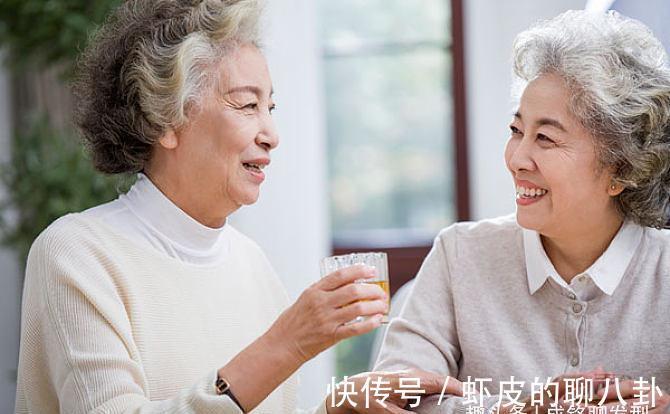 卷发 到了奶奶辈的年龄,都会选择剪短烫卷的发型,怎样做到全国统一?