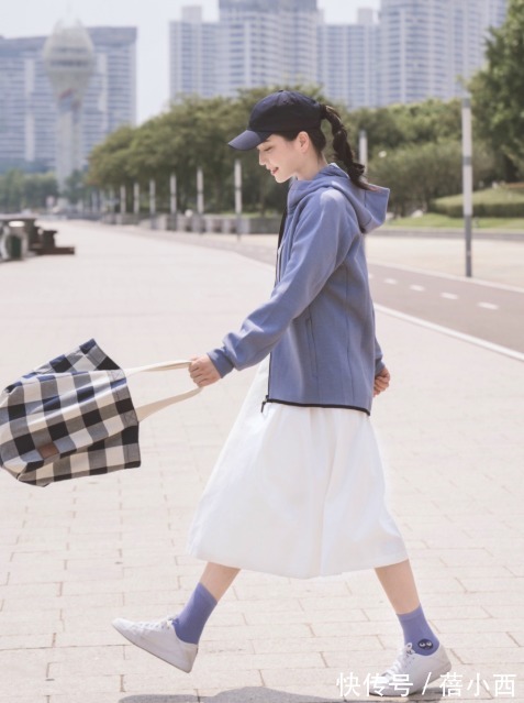 牛仔裤 卫衣才是春季的搭配王者,配裤子、裙子都超美,轻松远离老土感