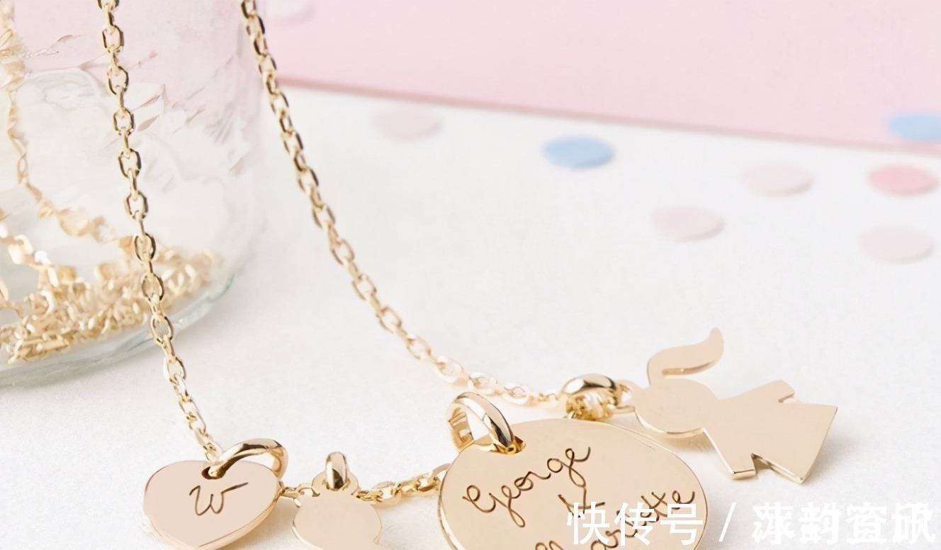 查尔斯#卡米拉的蛇形项链20年前做情人时查尔斯送的,蛇蝎气质一目了然