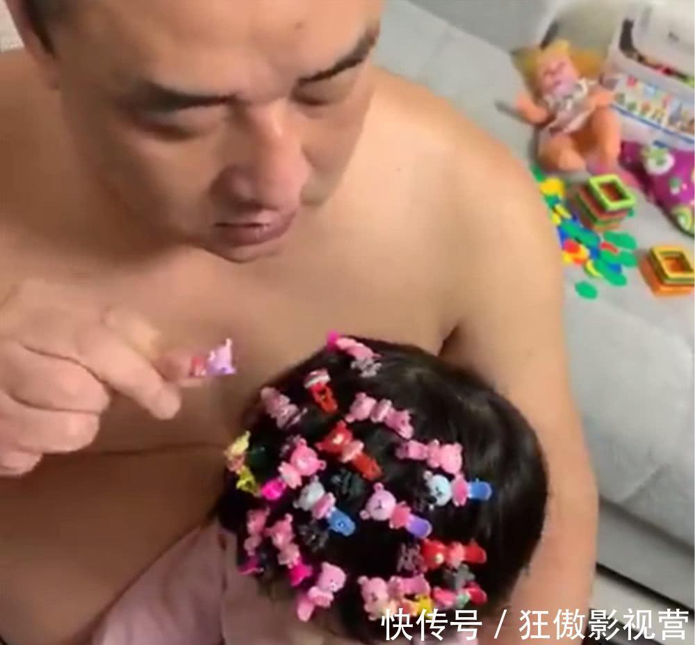爸爸|爸爸给女儿梳头发,没想到出现如此画面,网友:直男的审美