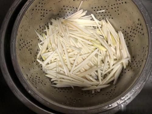 炒前|这道家常小菜,荤素搭配、营养美味,炒前多加这一步,吃得更健康