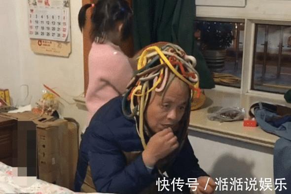 表情|爷爷被孙女打扮成贵妇,表情逗乐众人,网友同款爷爷