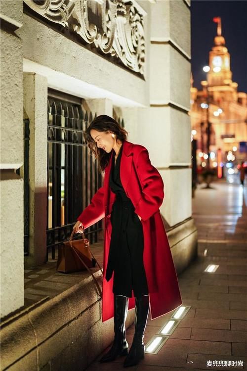 今冬流行的“过膝大衣”,建议不要配短靴,搭这些鞋子更时髦显高