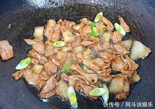 炒菜|炒菜时老是粘锅怎么办？大厨教你这一招，保证以后再也不粘锅了！