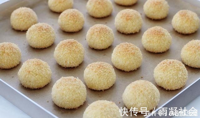 做这小甜点无需基础,金黄诱人、椰香十足,一口一口根本停不下来