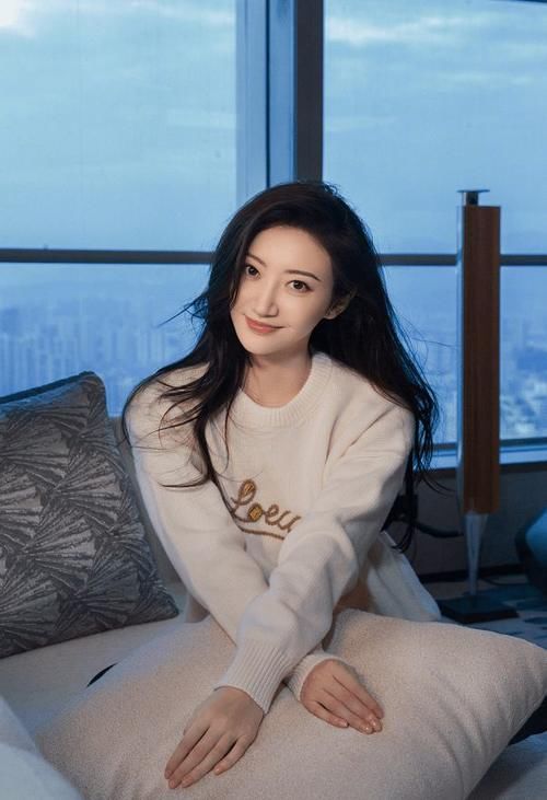 服装搭配|眼神真挺有味道的,毛衣搭配更有高级感,真有大家闺秀感