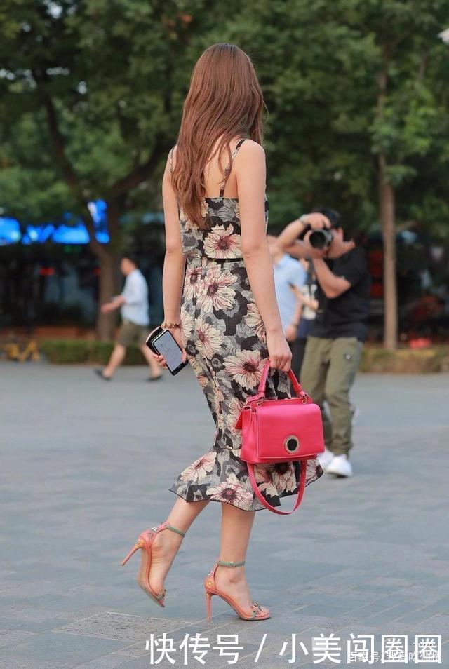 御姐|时尚印花长裙,搭配细跟高跟鞋,御姐范十足