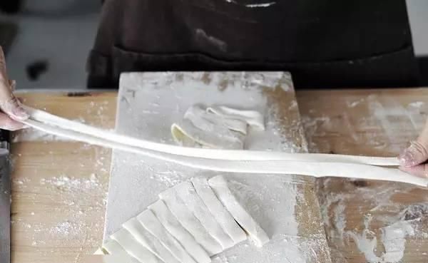 凉拌面条就得这样做,这样擀,邻居都得跑来跟你学