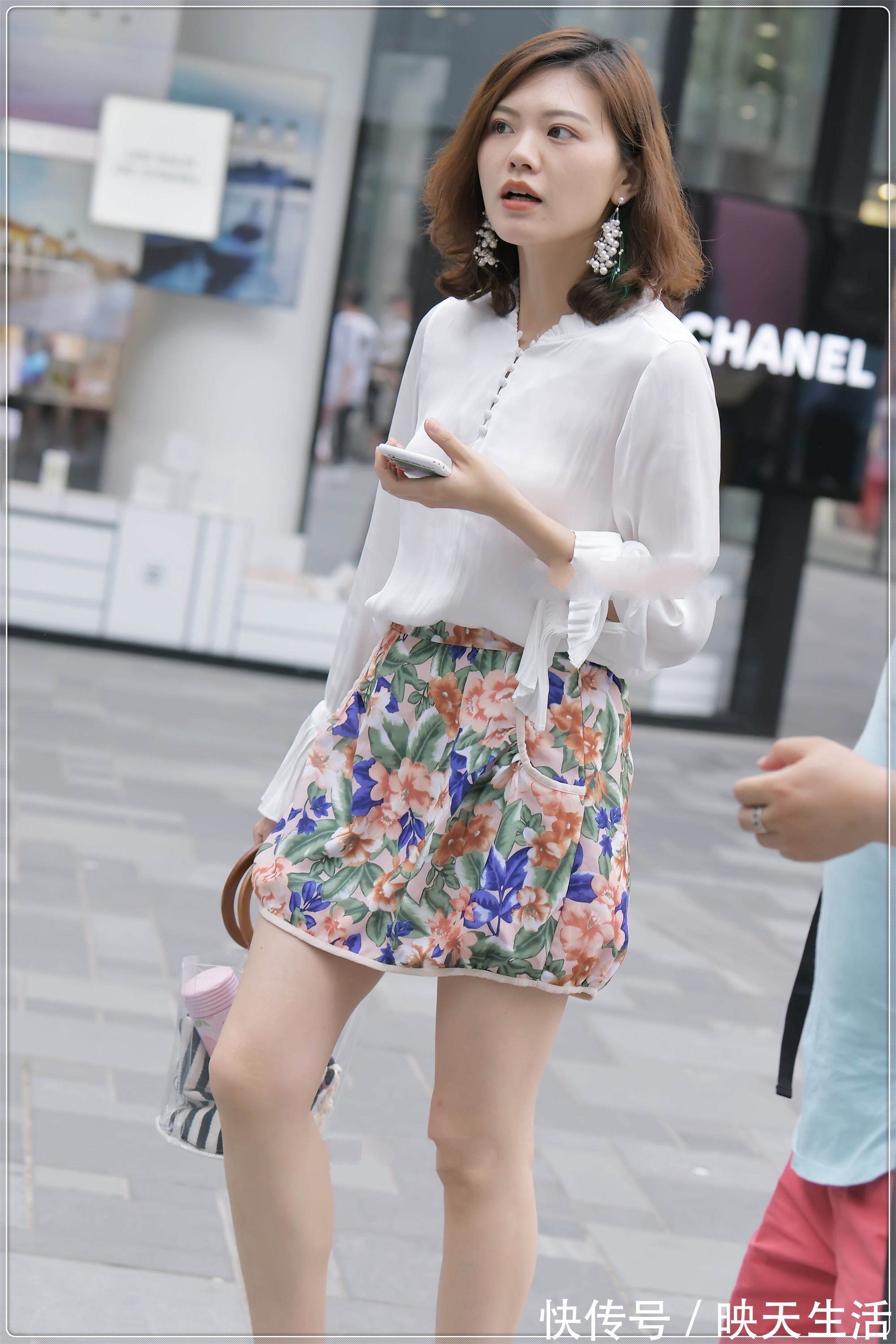 年代感|雪纺白衬衣搭配复古花纹短裤,大气优雅,时尚精致