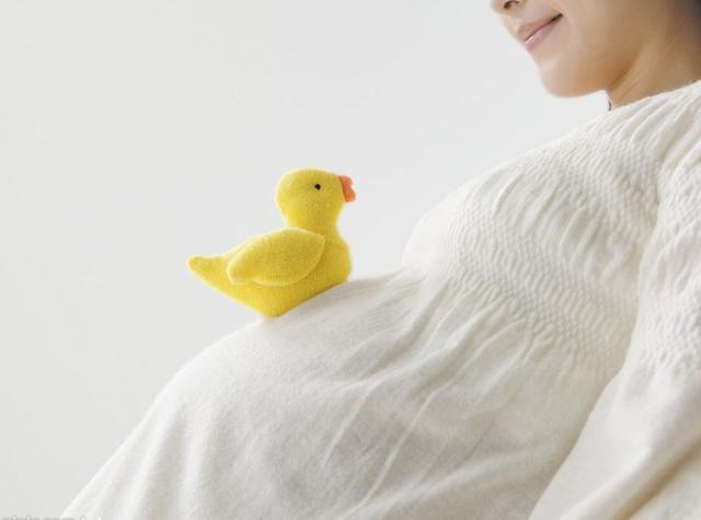 小宝宝|“最社会婴儿”火了,刚出娘胎就急着和妈妈握手,网友直呼:秀儿