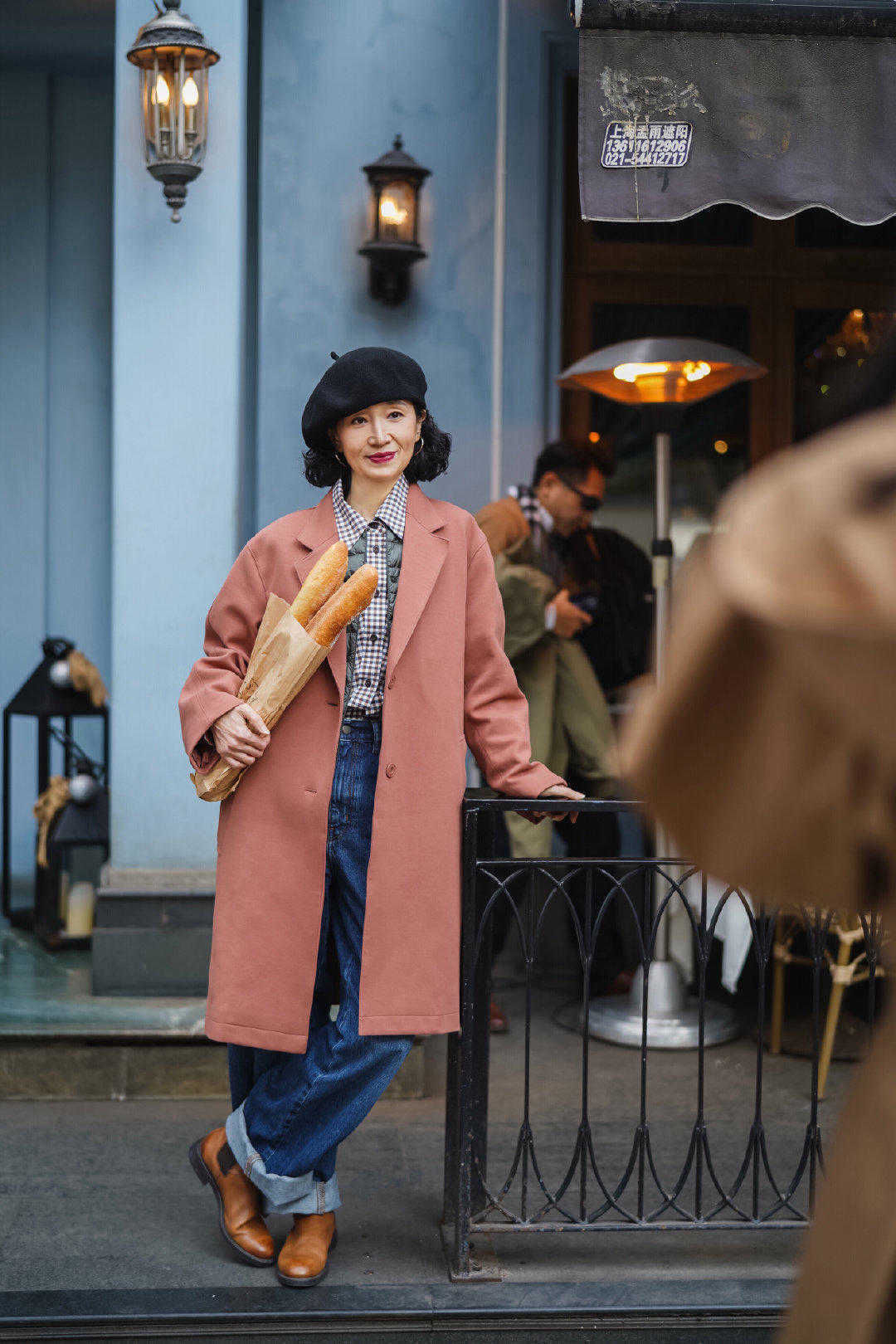 秋冬季节穿上大衣出行，采用了叠穿的方式，显示出了淑女的气息