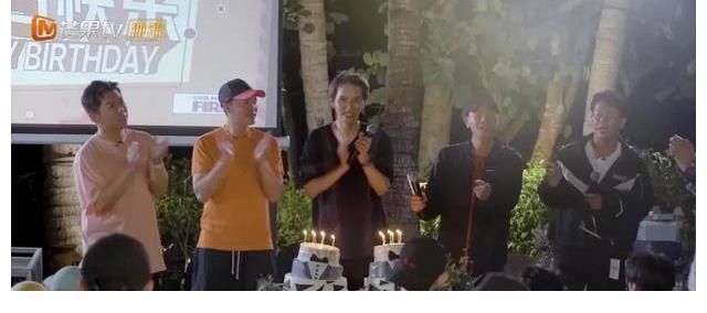 礼物|陈小春讨好周延小弟弟布瑞吉背后,透着过气港星北上的无奈和心酸