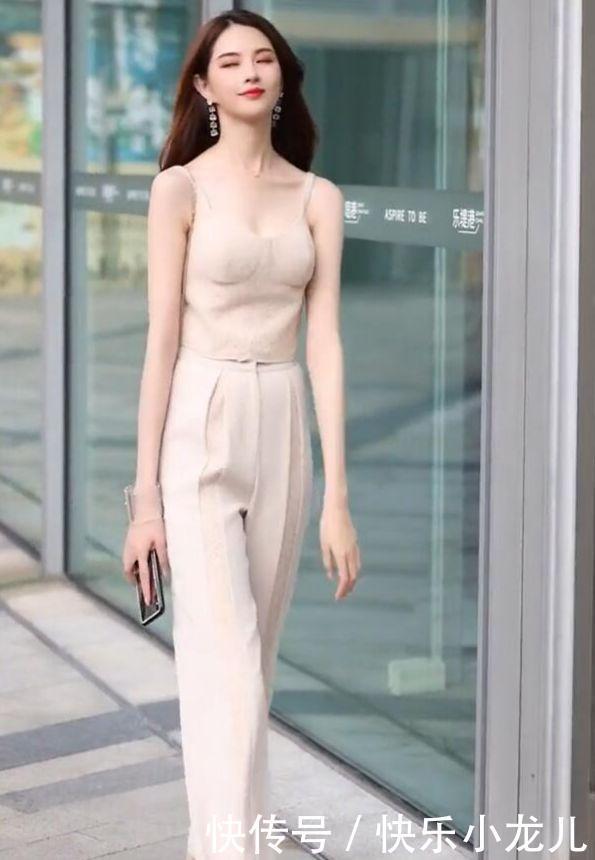 小姐姐清凉风格的打扮,一件小背心传递凉爽与魅力