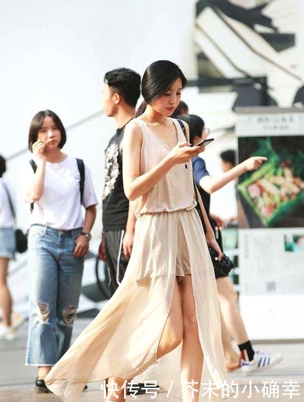 连衣裙|街拍:小姐姐们这样穿搭连衣裙,路上的小哥哥一直搭讪不断!