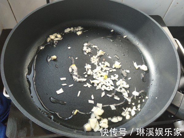 鸡身上“最值钱”的部位,买鸡的老板都留着自己吃,一只鸡就一个