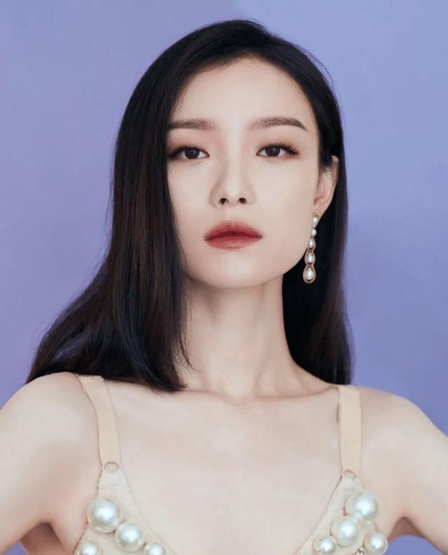 女生涂口红时，千万别有这3个习惯，不然再贵的口红都掉色沾杯