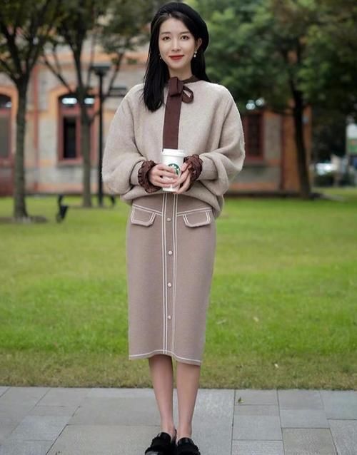 穿毛衣别配“牛仔裤”，当下流行毛衣+半身裙，时髦高级有气质