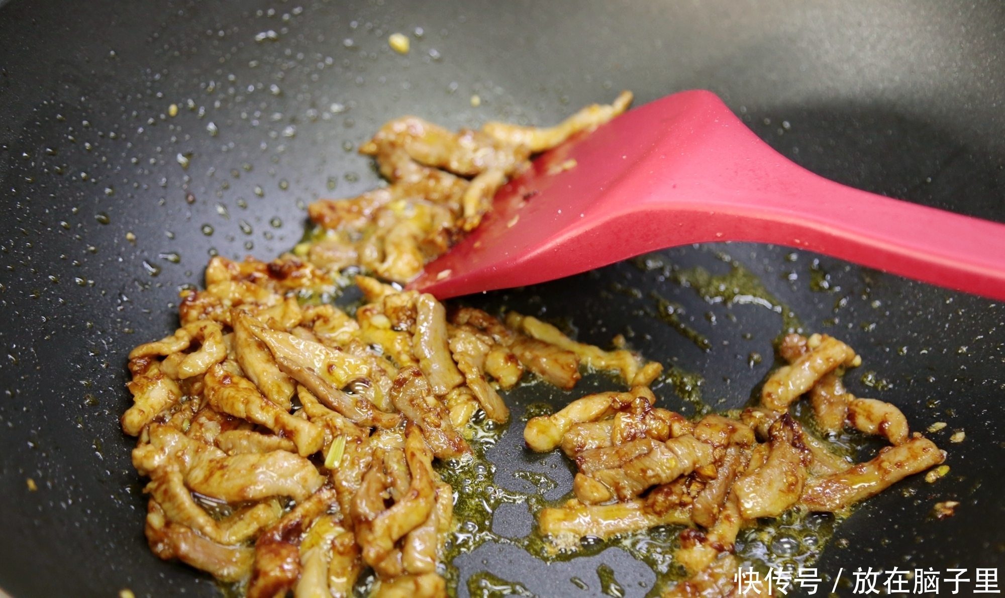 青椒炒肉丝,到底先炒肉还是青椒?分享一下跟大厨学来的方法