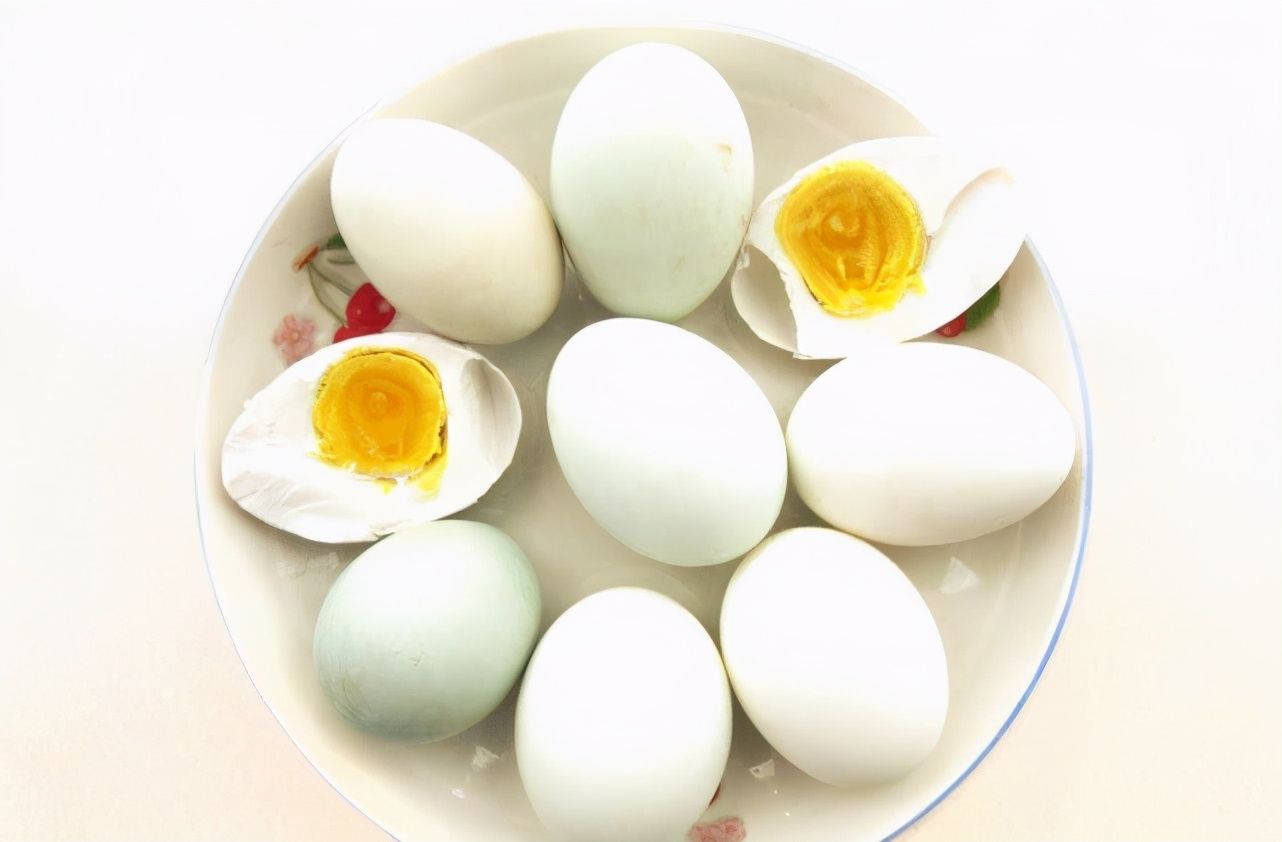  咸鸭蛋|腌咸鸭蛋不要只加盐，多加一味调料，腌好的咸鸭蛋更容易出油