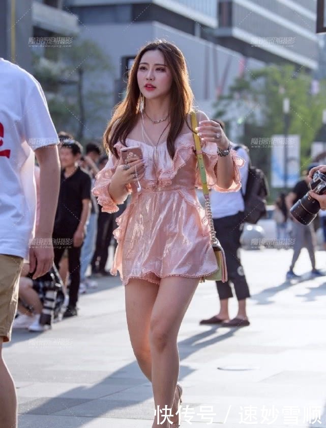 低调|年轻就是好,可以穿得“亮闪闪”的,让人感受你的低调和奢华